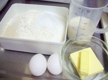 step1: 先準備好<span class="group_1">麵團材料</span>ˊ(我用麵包機揉麵團功能) 除了無鹽奶油以外ˊ 其餘材料都放入攪拌盆裡ˊ 約10分鐘後再加入無鹽奶油續揉10分鐘 (照片為標示配方X2...另外1/2以直接法完成了。)