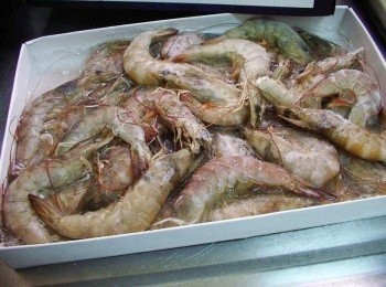 step1: 這次使用大白蝦來自~【 鮮到家】 肉質鮮甜Q彈，為了保持蝦子本身的甜味， 在捕撈後活體立即急速冷凍確保蝦子的鮮甜美味。 活蝦現製，品質非常棒。 還是響食天堂主廚特別指定食材喔。 蝦類含有極高蛋白質成分ˊ 所以解凍時將整盒蝦子拿至水龍頭沖水去冰ˊ 使蝦子包冰掉落即可烹煮。(勿放於室溫自然解凍喔)