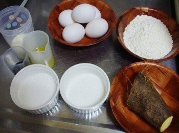 step1: 先準備好所需材料ˊ雞蛋將蛋黃蛋白分開 (蛋白不可以沾到蛋黃,水份及油脂) 低粉先過篩ˊ烤箱先預熱至170度(備用)