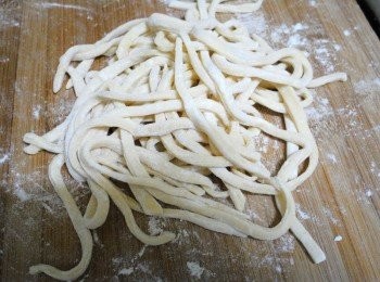 step5: 完成的麵條攤開ˊ灑上少許手粉才不會沾黏在一起