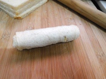 step9: 然後順勢捲起成圓柱狀