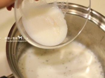 step7: 把步驟(4)泡好的吉利丁粉+牛奶一起加入。