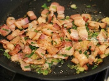 step2: 不沾平底鍋以中火加熱，放入培根丁煎香、逼出油脂，再加入青蔥末炒香，以少許黑胡椒粉提味後，盛起瀝油。