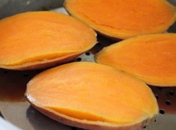 step1: 將地瓜表皮洗淨, 對切, 用大同電鍋蒸熟 (外鍋用2/3量米杯的水)