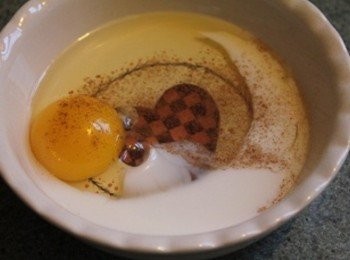 step1: 將雞蛋/牛奶/肉桂粉攪拌均勻成蛋汁備用