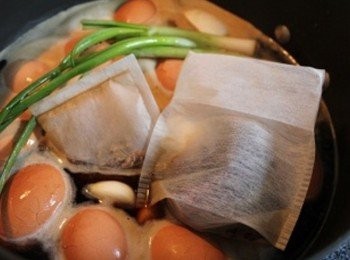 step2: 將其餘材料與<span class="group_2">滷汁</span>一起煮 (** 醬油的多寡, 請依個人口味做調整) (** 茶葉的選擇可以用紅茶或烏龍茶. 綠茶的口味會比較澀, 所以不建議使用)