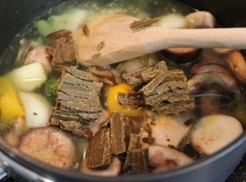 step3: 為了讓咖哩可以融化的更快更均勻, 可先將咖哩塊切碎. 把水與咖哩塊加入鍋中 (**咖哩塊的多寡, 請視個人喜愛的濃稠度調整)