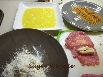 step5: 蛋打散.取三個盤子各別將中筋麵粉,蛋液,麵包粉.倒入盤中, 豬排依序沾上中筋麵粉→蛋液→麵包粉