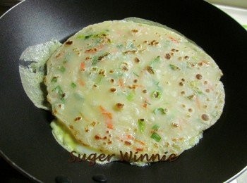 step3: 平底鍋放油,油有些熱度後舀麵糊在中間,稍微搖晃鍋身,讓麵糊流往四周(可先放一滴麵糊測試,馬上凝結表示可下鍋),麵糊煎至金黃色再翻面續煎,一樣煎到金黃色後起鍋,原鍋加油煎蛋,趁蛋未凝固時把煎好的餅皮放上去,蛋熟即可關火