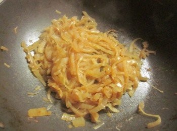 step3: 洋蔥漸漸炒成褐色,開始變的容易黏鍋底的時候加少許水,再續炒,不斷重覆至洋蔥呈深咖啡色