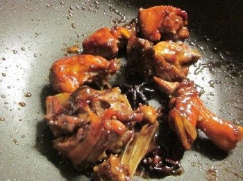 step4: 放入2.鴨肉,蓋鍋蓋以中小火煮約20分鐘至醬汁濃稠即可(途中翻炒2-3次,最好皮朝下顏色會較漂亮)