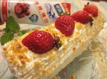 step6: 在蛋糕上放上草莓及餅乾碎裝飾即可