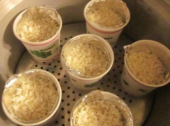 step9: 一次可放6杯米糕,外鍋用2杯水蒸,開關跳起再悶十分鐘即可取出,稍涼倒扣淋上海山醬或甜辣醬,加魚鬆及小黃片會更道地哦!