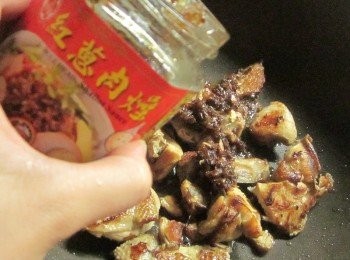 step3: 加入1.5大匙的牛頭牌紅蔥肉燥及葱白.大蒜拌炒