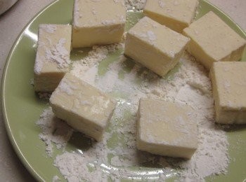 step3: 依順序分別沾上低筋麵粉-蛋液-太白粉