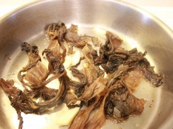 step3: 將苦瓜先撈起，放入擠乾水份的梅乾菜稍微炒ㄧ下及肉丸或豬肉煎到兩面金黃。