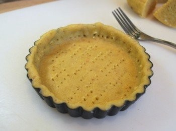 step9: 將保鮮膜翻轉協助提起整張塔皮，鋪進4吋不沾可脫底塔模中，切除四周多餘塔皮，以叉子在底部及側邊戳洞，冷藏30分鐘