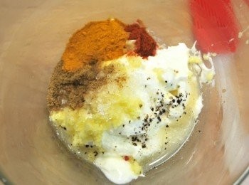 step2: 取一中碗混合優格及所有香料