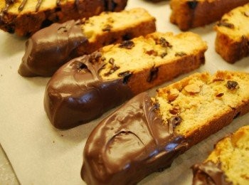 step11: 花俏版：隔水融化<span class="group_2">巧克力沾醬</span>，以紙捲筒畫線或直接沾覆皆可