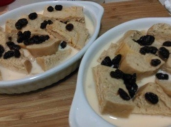 step3: 容量器皿將饅頭在底下，倒鮮奶了一半並再將饅頭放在上面，再來將鮮奶倒下去，加一點葡萄乾即可