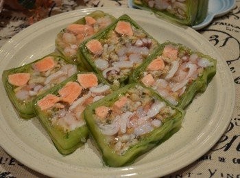 step10: 用保鮮膜包覆，冷藏4小時或以上即成海鮮凍。取出，切片後即可食用。