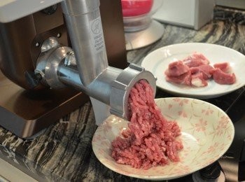 step2: 將豬肉剁成泥，我這裡用了碎肉機將豬肉攪碎，也可直接買市售的豬絞肉。