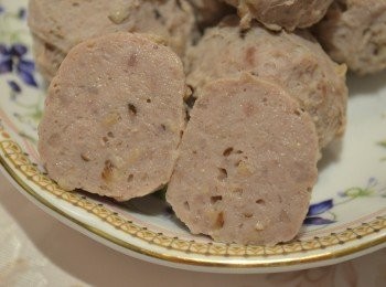 step11: 10. 煮好的貢丸如果不是立即食，可以撈出浸泡在水裡，等其自然冷卻後瀝乾水分。之後可按個人每次的食用量分裝在保鮮盒或保鮮袋中，放入雪櫃可保存3-4天，放入冰庫可儲存2-3個月。之後可直接用來做湯、做菜或火鍋等料理。