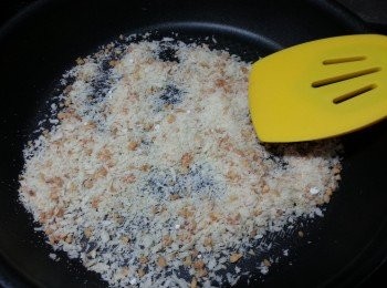 step5: 用易潔鑊用2湯匙油慢火爆香炸蒜.麵包糠,鹽,芝麻炒到麵包糠金黃色.