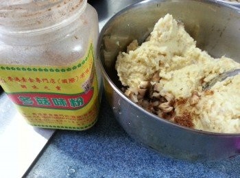 step7: 將以烚好之蓮子.三角豆,及粟米加2湯匙烚豆之水用攪拌機攪溶,將以攪成蓉之蓮子及栗米.豆和馬蹄冬菇落調味料拌勻