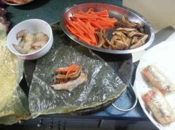 step5: 腐皮剪開8張,每張包上一隻蝦及冬菇.甘筍,放上以舖牛油紙的光波爐蒸碟上