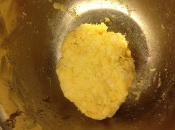 step2: 糯米粉, 芝士碎, 鹽, 糖, 泡打粉, 蛋 攪勻, 加入已放涼(或微暖都可)的木薯粉團內, 搓至均勻顏色