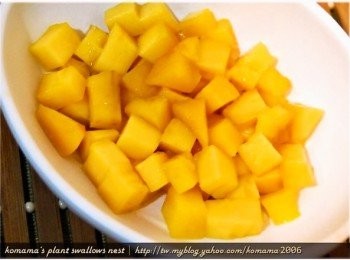 step2: 將芒果分切成一口大小的小塊狀後，放入碗中。