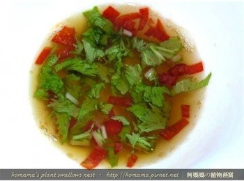 step4: 辣椒洗淨，去除辣椒籽後，分切成塊；水菜則取一小跟洗淨後切碎，再將白曝蔭油、白醋、蜂蜜、辣椒與水菜等<span class="group_1">食材</span>調成涼拌醬汁。