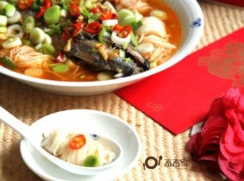 step4: 盤中放入適量煮熟細麵，將剁椒魚頭倒入盛盤中，灑上青蔥、青蒜與香菜即完成。