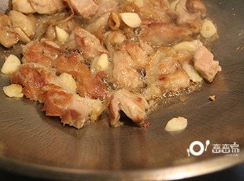 step3: 鍋加熱倒入少許油，將雞腿肉平均放入鍋內中火煎香，待雞肉呈金黃焦香時 放入蒜片炒香，加入芥藍菜、紅辣椒片、少量開水拌炒，加鹽調味。