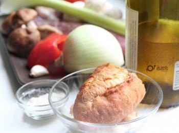 step1: 透抽取出頭部清除內臟，將頭部切成小丁。香菇、洋菇、洋蔥切碎，西洋芹、牛蕃茄、紅甜椒切小塊，法國麵包切碎。