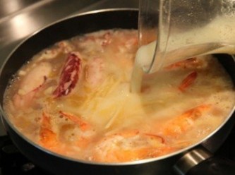 step3: 鍋倒入高湯加熱，倒入白飯將白飯拌勻小火煮開後，放入鮮蝦、小管與薑絲待粥完全吸鮮味後加鹽調味，倒入豆漿煮開即完成。