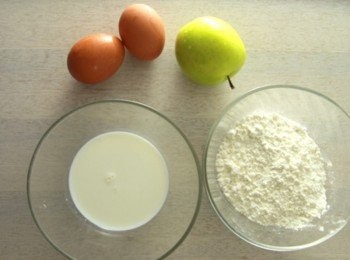 step1: 青蘋果去皮切片加少許檸檬汁預防氧化變色。烤箱預熱180度