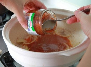 step3: 在鍋中倒入愛之味泡菜與愛之味鯖魚湯汁煮開入味。