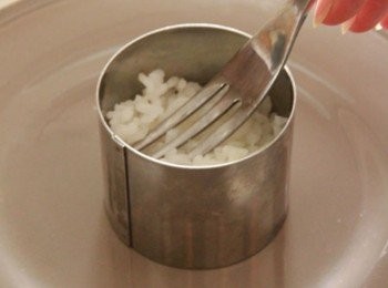 step3: 取慕司框底層鋪美國玫塊米白飯，擺上黃瓜薄片，再放一層芒果片，再鋪上一層美國玫塊米白飯取出慕司框，上頭擺上蟹肉蝦卵沙拉後放上一小撮蝦卵，飯糰底層包上一片小黃瓜薄片即完成。