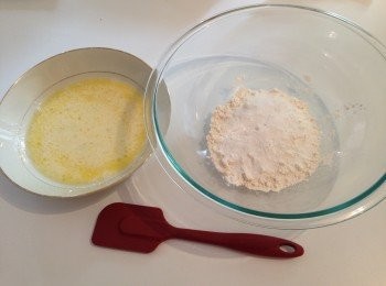 step1: 將牛奶與醋混合，靜置五分鐘。同時將乾的材料:麵粉,糖,泡打粉,小蘇打及鹽在大碗裡混合。