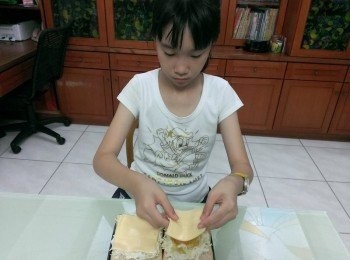 step5: 蓋上起司片。