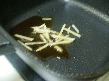 step2: 冷鍋即可倒入麻油，用中小火慢慢煸香薑絲