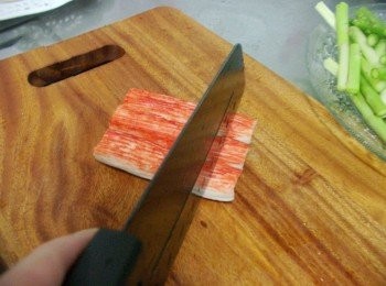 step2: 蟹棒絲一切為四ˊ稍為用手壓碎備用