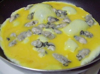 step4: 然後將打散的蛋液倒入