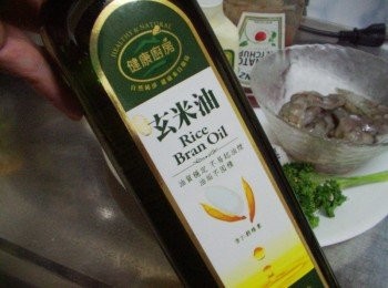 step13: 健康廚房黃金玄米油 聰明新選擇” 玄米油是世界衛組織推薦之最健康食用油， 唯一擁有世界衛生組織與美國心臟協會推薦之最適脂肪酸組合(1:1:1)， 諸多國內外研究發現對健康大有幫助。 更多產品介紹請參考官網：http://www.healthykitchen.com.tw/products/ 官網連結http://www.healthykitchen.com.tw/