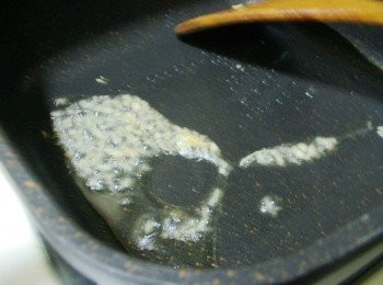 step2: 熱鍋後加入油1大匙ˊ先爆香薑末