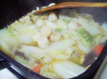 step4: 當步驟3悶煮至喜好程度時再以玉米粉水勾點薄欠ˊ 並加入事先處理好的干貝略滾一下ˊ然後灑上少許香油及烏醋即可