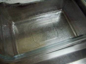 step3: 然後準備一適合容器ˊ 用餐巾紙沾上少許橄欖油ˊ將容器內面輕抹均勻