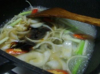 step6: 然後加入<span class="group_3">調味2</span>及酌量的水煮滾ˊ再將魚回鍋一起悶燒入味即可